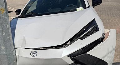 Siirt'te otomobil aydınlatma direğine çarptı