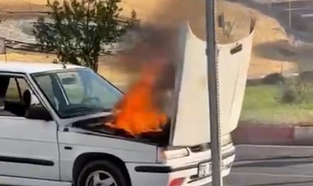 Siirt'te seyir halindeki otomobil alev aldı, yangını belediye otobüs şoförü söndürdü