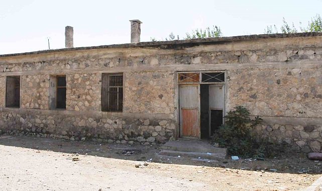 Silopi'de tehlike saçan metruk yapı yıkılıyor