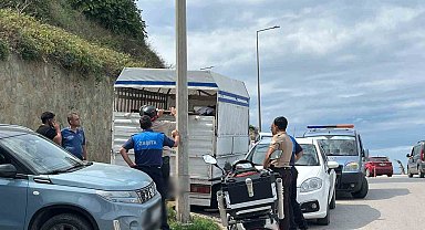 Sinop'ta belediyeye ait tabelayı alan şahıs polis merkezine götürüldü