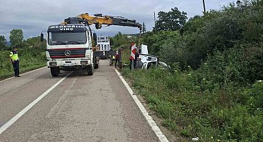 Sinop'ta cam yüklü kamyonet yoldan çıktı
