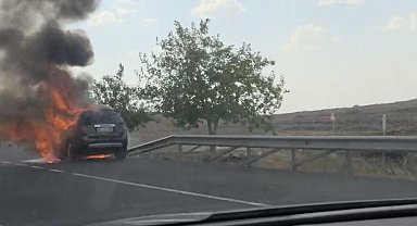 Siverek'te seyir halindeki otomobil alev alev yandı
