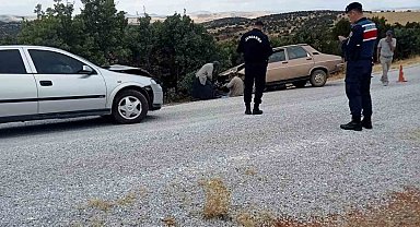Sivrihisar'da otomobiller kafa kafaya çarpıştı: 1'i ağır 2 yaralı
