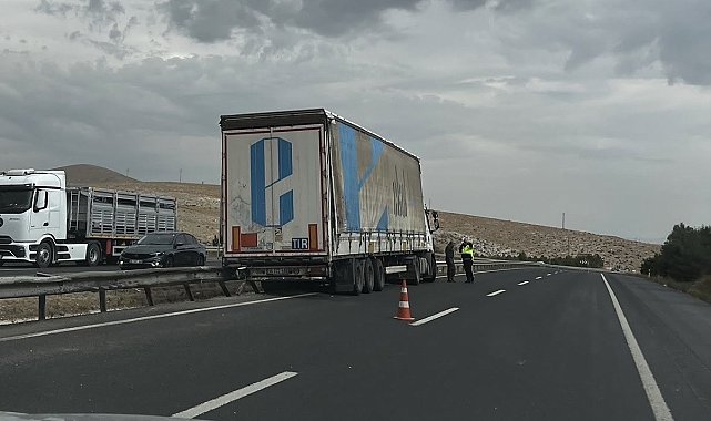 Sivrihisar'da tır bariyerlere çarptı: Şans eseri yaralanan olmadı