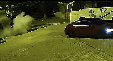 Sokağa attıkları maytap ellerinde patladı