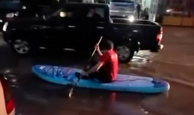 Sokaklar göle dönünce SUP ile gezintiye çıktı