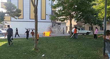 Sokaktaki koltuğu ateşe veren çocuklar sonra söndürmeye çalıştı