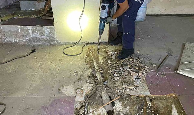 Su borusuna sıkışan yavru kediyi itfaiye kurtardı