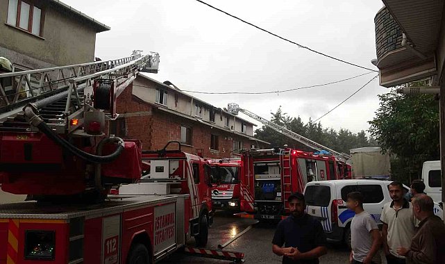 Sultanbeyli'de kentsel dönüşüm için boşaltılan binanın çatısı yandı: 1 kişi dumandan etkilendi