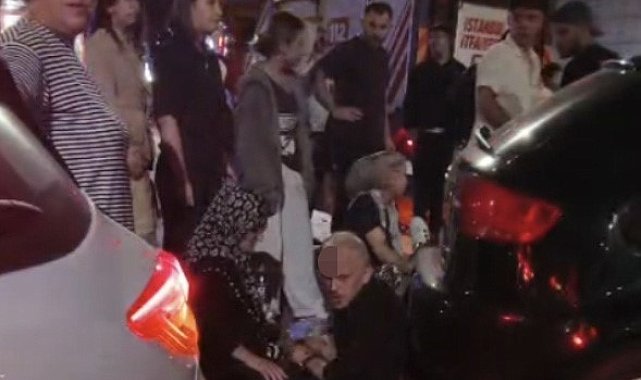 Sultangazi'de 3 aracın karıştığı zincirleme trafik kazasında 5 kişi yaralandı