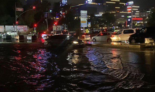 Sultangazi'de sağanak yağmur sonrası yollar göle döndü