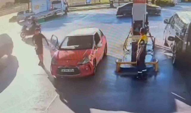 Şüphelinin para dolu poşeti alarak uzaklaştığı anlar; Kameraya yansıdı