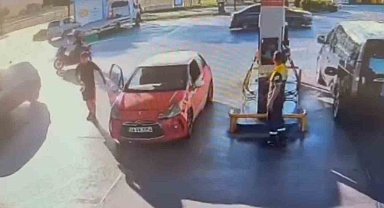 Şüphelinin para dolu poşeti alarak uzaklaştığı anlar; Kameraya yansıdı