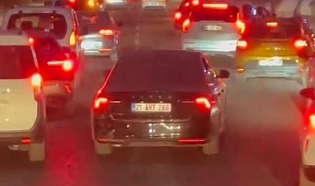 Sürücüler fermuar sistemine geçti, birisi anonslara rağmen itfaiyeye yol vermeden ilerledi