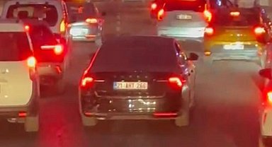 Sürücüler fermuar sistemine geçti, birisi anonslara rağmen itfaiyeye yol vermeden ilerledi