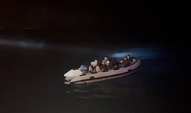 Sürüklenen bottaki 3'ü çocuk 7 düzensiz göçmen kurtarıldı