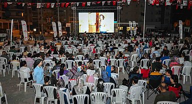 Tarsus'ta açık hava sineması nostaljisi: Mahalle sakinleri beyaz perdede buluştu