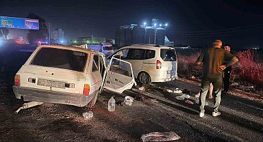 Tarsus'ta otomobil karşı şeride geçti: 1 çocuk öldü, 6 yaralı