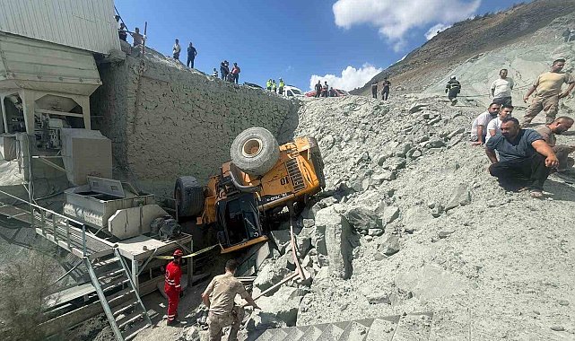 Taş ocağında duvardan devrilen iş makinesindeki işçi öldü