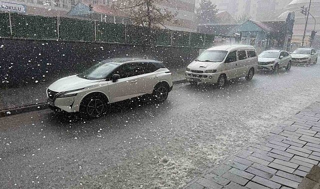 Tatvan'da sağanak ve dolu etkili oldu