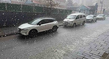Tatvan'da sağanak ve dolu etkili oldu