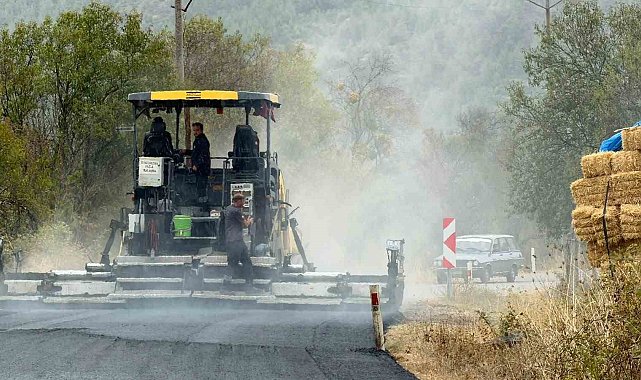 Tavşanlı'da Balıköy-Değirmisaz yolunda asfalt çalışması
