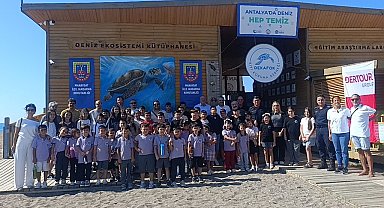 Tedavisi tamamlanan iki yeşil deniz kaplumbağası denize bırakıldı