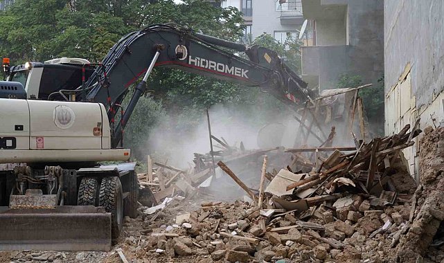 Tehlike oluşturan metruk yapılar yıkıldı