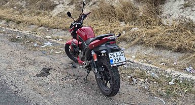 Tekeri kilitlenen motosikletten düşen sürücü yaralandı