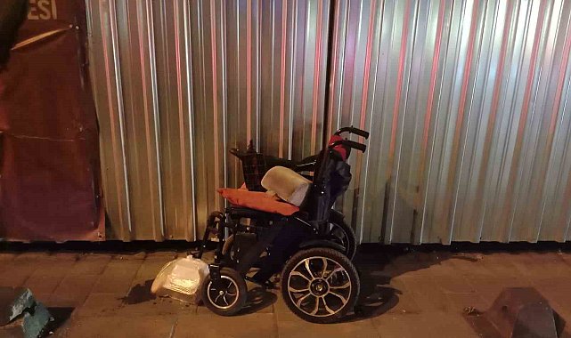 Tekerlekli sandalyesiyle karşıya geçerken otomobilin çarptığı engelli vatandaş hayatını kaybetti