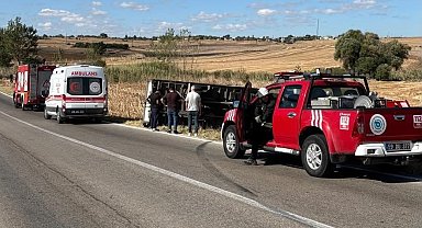 Tekirdağ'da iki araç birbirine sürttü, kamyonet devrildi