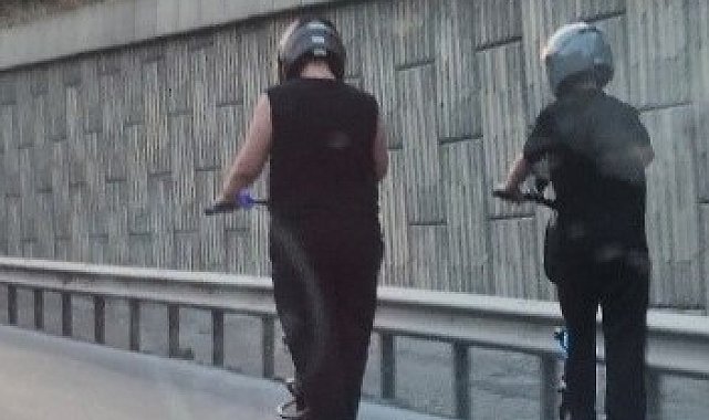 TEM Otoyolu'nda tehlikeli yolculuk: 2 kişi skuterla kilometrelerce ilerledi