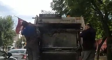 Temizlik işçileri yerde buldukları Türk bayrağını çöp kamyonun üzerine astı
