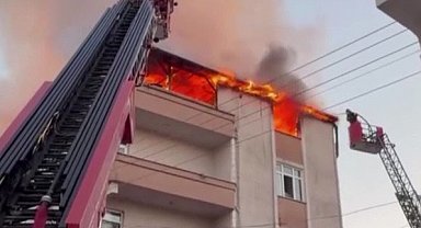 Teras katta çıkan yangın mahalleliyi sokağa döktü
