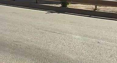 Ters şeride giren servis minibüsü tehlike saçtı