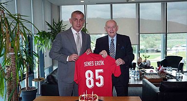 TFF Onursal Başkanı Şenes Erzik için doğum günü kutlaması düzenlendi