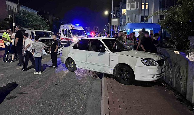 Ticari araçla çarpışan otomobil bina duvarına çarptı