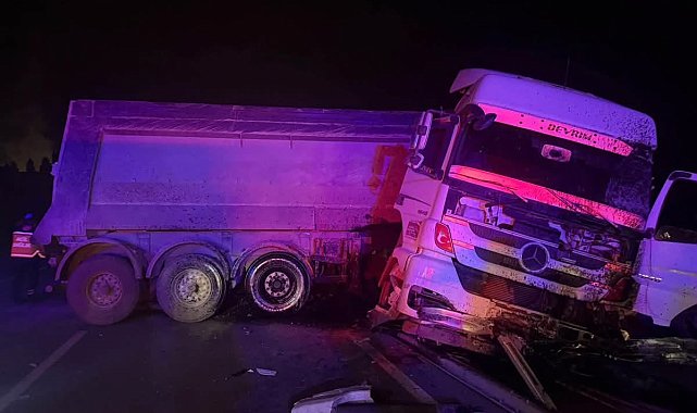 Tır refüjü aşıp karşı şeride geçti: 2 yaralı