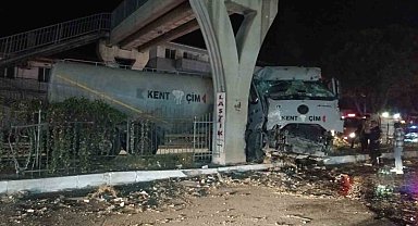 Tır üst geçide çarptı: 1 yaralı