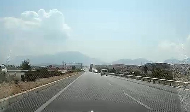 Tırın açık unutulan tırı dorsesi, EDS levhasını yerinden söktü