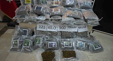 Tırın dorsesinden 121 kilo 900 gram skunk çıktı