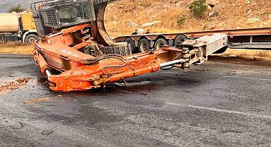 Tırın üzerindeki iş makinesi yola düştü, yol trafiğe kapandı