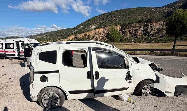 Tokat'ta hafif ticari araç takla attı: 2'si ağır 4 yaralı