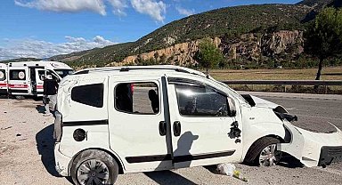 Tokat'ta hafif ticari araç takla attı: 2'si ağır 4 yaralı