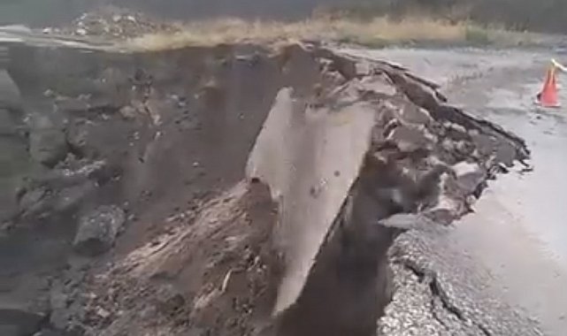 Tokat'ta sağanak sonrası köy yolu çöktü, çökme anı kamerada