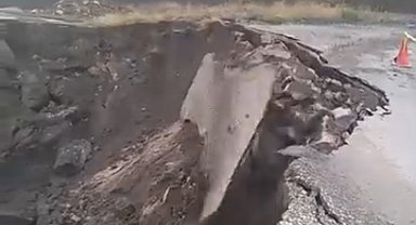 Tokat'ta sağanak sonrası köy yolu çöktü, çökme anı kamerada