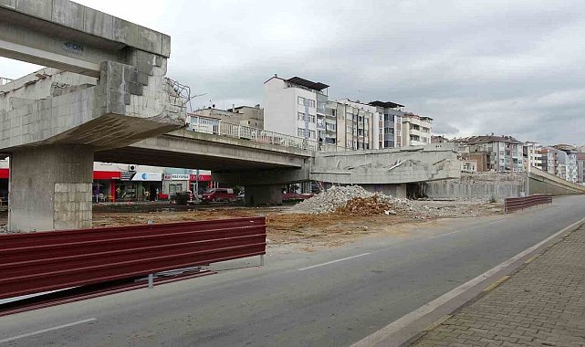 Trabzon'da Reşadiye Viyadüğünde yıkım çalışmaları sürüyor