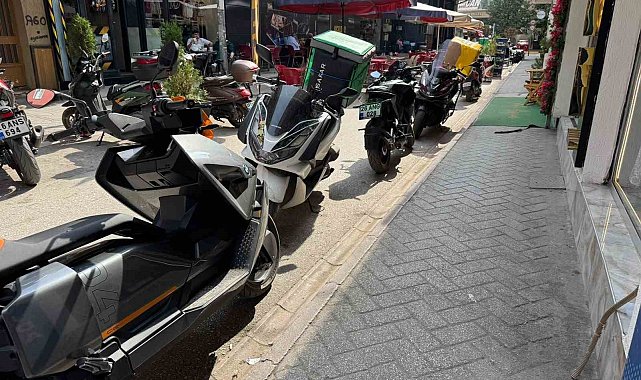 Trafiğe kapalı, motosikler parkına açık sokak