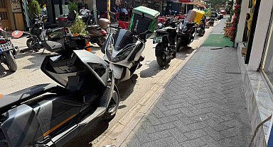 Trafiğe kapalı, motosikler parkına açık sokak