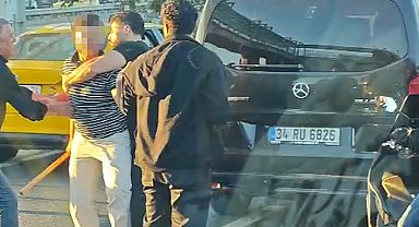 Trafik kazası sonrası çıkan yumruklu ve sopalı kavga kamerada